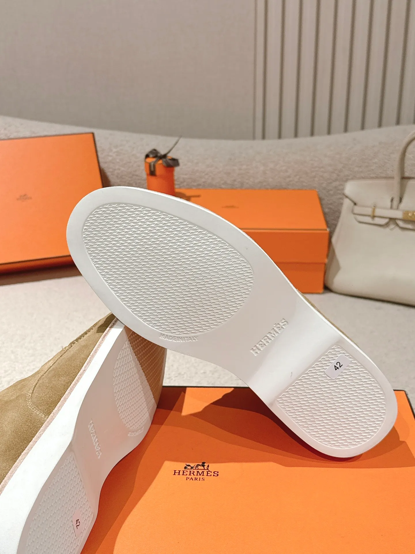 Men's Men's Shoes 660💰 Hermes men's size #26ss calfskin derby shoes, decorated with signature "H Diamant" details for a stylish and casual style. Fabric: Cow suede Lining: Mixed sheep lining Outsole: Genuine leather welt + original TPU Bottom thickness: 3CM Code number: 39-45 (customized at 46.47)